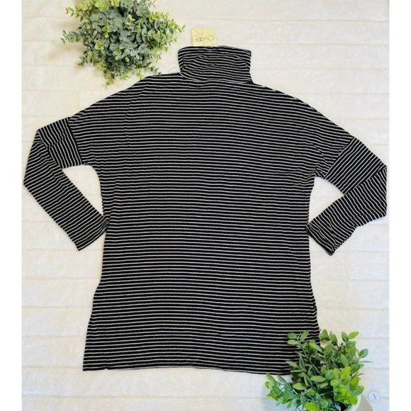 Olivia Rae size S turtleneck tee - Picture 2 of 6